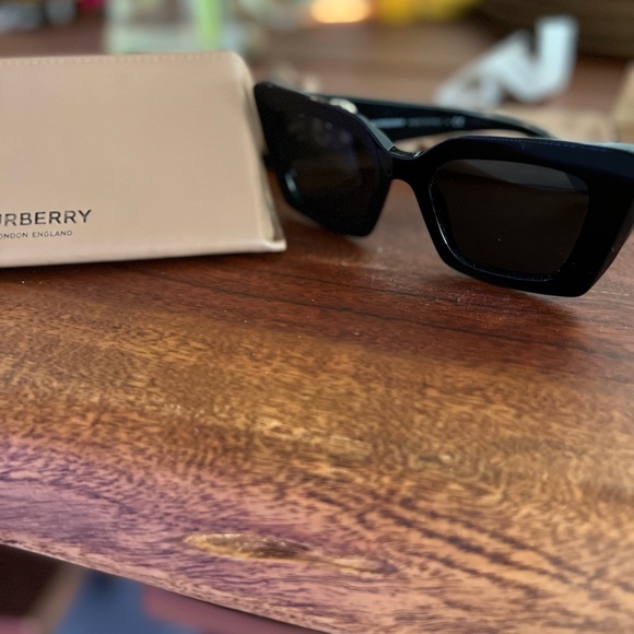 Burberry BE4344 DAISY Black/
EXCLUSIVE NEW
BURBERRY
BE4344 DAIS - Picture 10 of 13